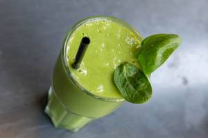 Ein grüner Detox-Smoothie mit Spinat, Basilikum und Ingwer