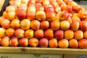 Ein Haufen Äpfeln im Whole Foods Market