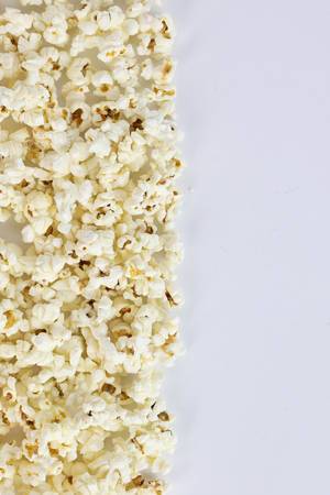 Ein Haufen Popcorn vor weißem Hintergrund