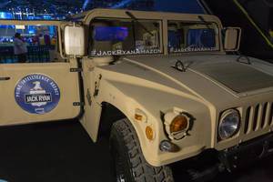 Ein Hummer Geländewagen am Messestand von Tom Clancy