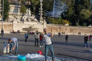 Ein junger Seifenblasenkünstler auf dem PIazza del Popolo in Rom