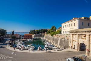 Ein kleiner Bootshafen in der Stadt Zadar in Kroatien