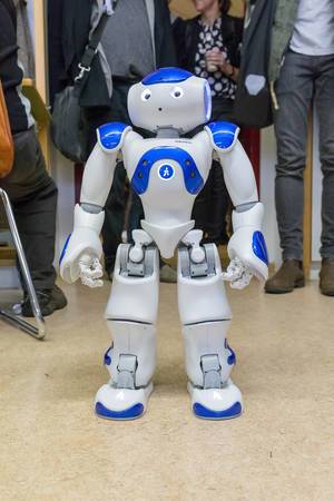 Ein menschen ähnlicher Roboter mit dem Namen Raver auf dem Digital Education Day 2018 in Köln