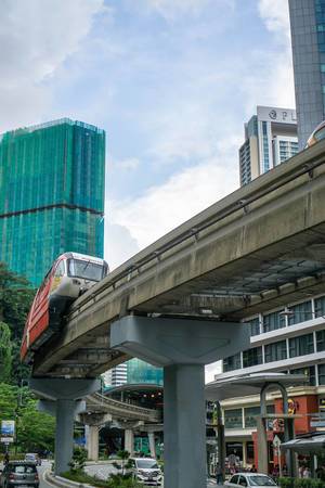 Ein Monorail-Zug fährt in den Bahnhof in Kuala Lumpur ein