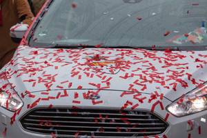 Ein offizielles Ford Auto des Kölner Karneval mit dem Kölner Wappen und viel Konfetti im rot-weiß