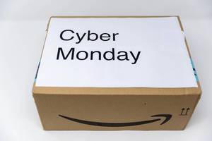 Ein Paket von Amazon mit der Aufschrift Cyber Monday