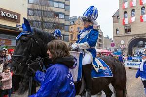 Ein Reiter von der Reitergruppe der Blauen Funken (unter den ältesten Karnevalsgesellschaften in Köln) im traditionellen blau-weißen Kostüm