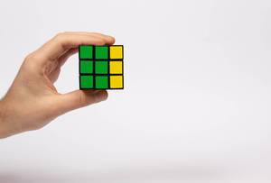 Ein Rubiks Cube in einer Hand gehalten