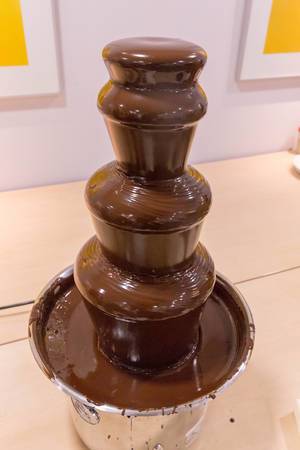 Ein Schokoladenbrunnen mit Vollmilchschokolade