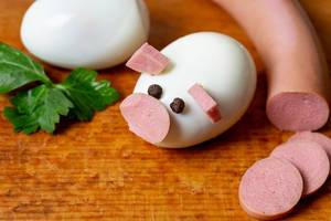 Ein Schweinchen aus einem Ei und Wurst