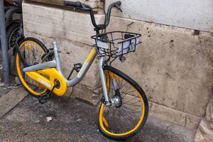 Ein Sharing Bike  - Mietfahrrad mit verbogenem Reifen in Rom