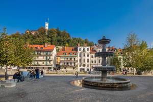 Ein Springbrunnen auf einem Platz in der Altstadt von Ljubjlana in Slovenien