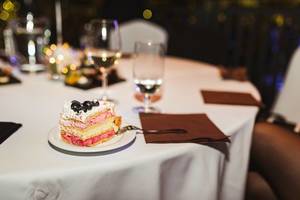 Ein Stück Sahnekuchen mit Blaubeeren auf einem Tisch in einem Restaurant