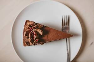 Ein Stück Schokoladen-Creme-Torte, auf einem weißen Teller