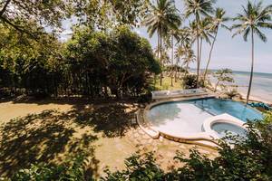 Ein Swimmingpool in der Nähe des Strandes in Punta Bulata