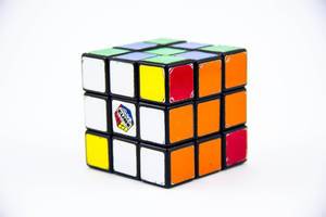Ein ungelöster Rubiks Cube Rätselwürfel auf weißem Hintergrund