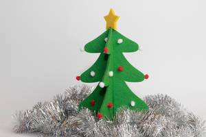 Ein Weihnachtsbaum mit silbernem Lametta