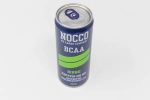 Eine Dose NOCCO BCAA Birne vor weißem Hintergrund. Das Fitnessgetränk aus Schweden enthält Branched Chain Amino Acid, L-Carnitine, Grüner Tee mit EGCG, Koffein und 6 Vitamine