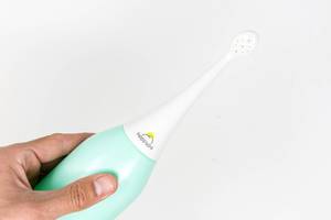 Eine Easy-Bidet Po-Dusche von Happy-Po in der Hand vor weißem Hintergrund als Ergänzung zu Klopapier