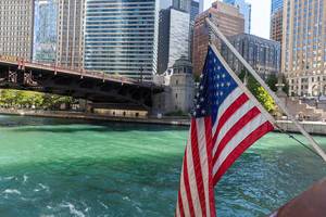 Eine Fahne der USA auf einer Brücke über den Chicago River