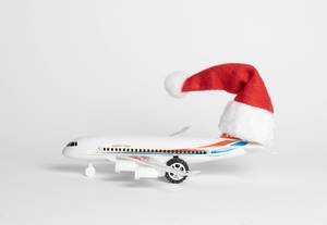 Eine Flugzeug mit einer Weihnachtsmütze auf der Heckflosse