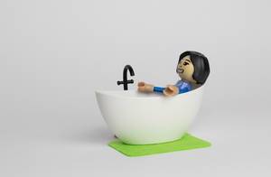 Eine Frau nimmt ein Bad in einer Badewanne - Modelfiguren