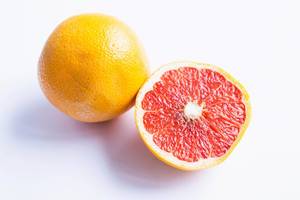 Eine geteilte Grapefruit auf weißem Hintergrund