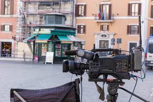 Eine Kamera filmt das Geschehen auf einem Platz in Rom