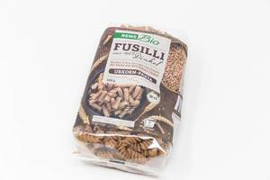 Eine Packung Fusilli aus 100% Dinkel: Urkorn Pasta von Rewe Bio vor weißem Hintergrund
