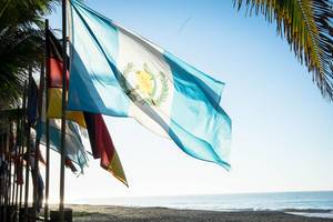 Eine Reihe von Fahnenmasten einschließlich der Flaggen Guatemalas und Deutschlands