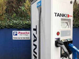 Eine Stromtankstelle für Elektroautos beim Parkplatz vom Pascha Club in Köln