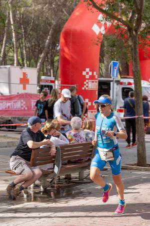 Eine Triahtletin, Lucy Gossage mit der Nummer 51, läuft beim Peguera Challenge Triathlon 2018