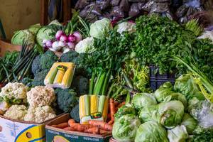 Eine Verkaufsstand mit Gemüse auf dem Markt