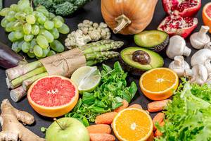 Eine Vielzahl von gesunden Lebensmitteln für Vegetarier und Diäten