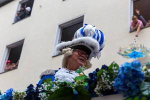 Einer von den Blauen Funken - Traditionskorps in Köln - während des Rosenmontagsumzugs 2020