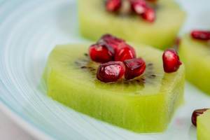 Einfache Obst-Desserts: Kiwi mit Granatapfelkernen