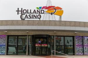 Eingang des Holland Casino mit Drehtür in Zandvoort in den Niederlanden