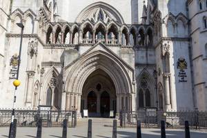 Eingang zu den Royal Courts of Justice in London