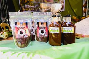 Einheimischer gemahlener Kaffee und Honig in Flaschen abgefüllt, an einem Marktbude ausgestellt