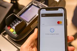 Einkäufe bargeldlos bezahlen mit Smartphone mit Google Pay oder Apple Pay