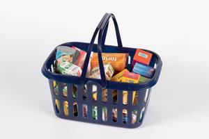Einkaufskorb randvoll gefüllt mit Supermarkt-Produkten vor weißem HIntergrund