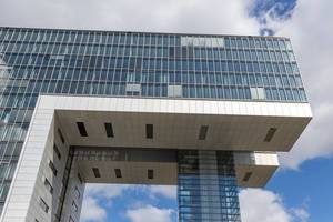 Eins der drei Kranhäuser mit Glasfassade von Architekt Alfons Linster & dem BRT-Architekturbüro, als architektonisches Unikat im Rheinauhafen in Köln