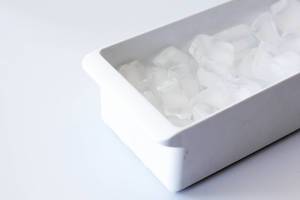 Eis in weißem Behälter