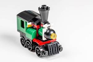 Eisenbahn als Kinderspielzeug vor einem hellen Hintergrund