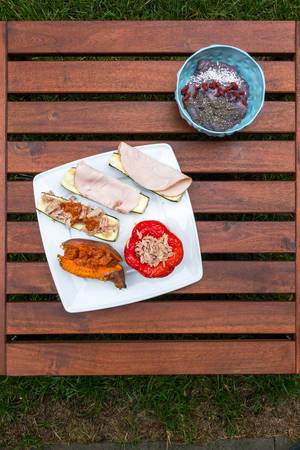 Eiweiß-Bowl, Zucchini-Schiffchen mit Pute und Thunfisch, gebackene Paprika und Ofensüßkartoffel mit Auberginen-Pesto