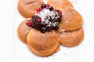 Eiweiß-Pancakes mit Beeren und Kokosraspel