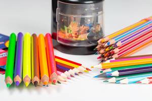 Electric automatic pencil sharpener with colorful pencils
