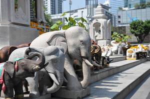 Elefantenstatuen verschiedener Formen und Größen vor einem Tempel - Thailand
