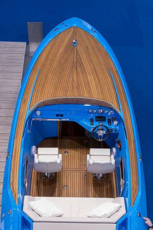 Elegantes Elektroboot von Frauscher aus Holz und blauer Lackierung mit weißen Sitzen