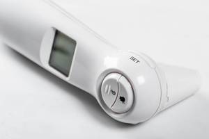 Elektrisches Fieberthermometer für schnelle Temperaturmessung im Ohr auf weißem Hintergrund